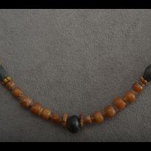 Collier de fouilles en pierre noire et brune